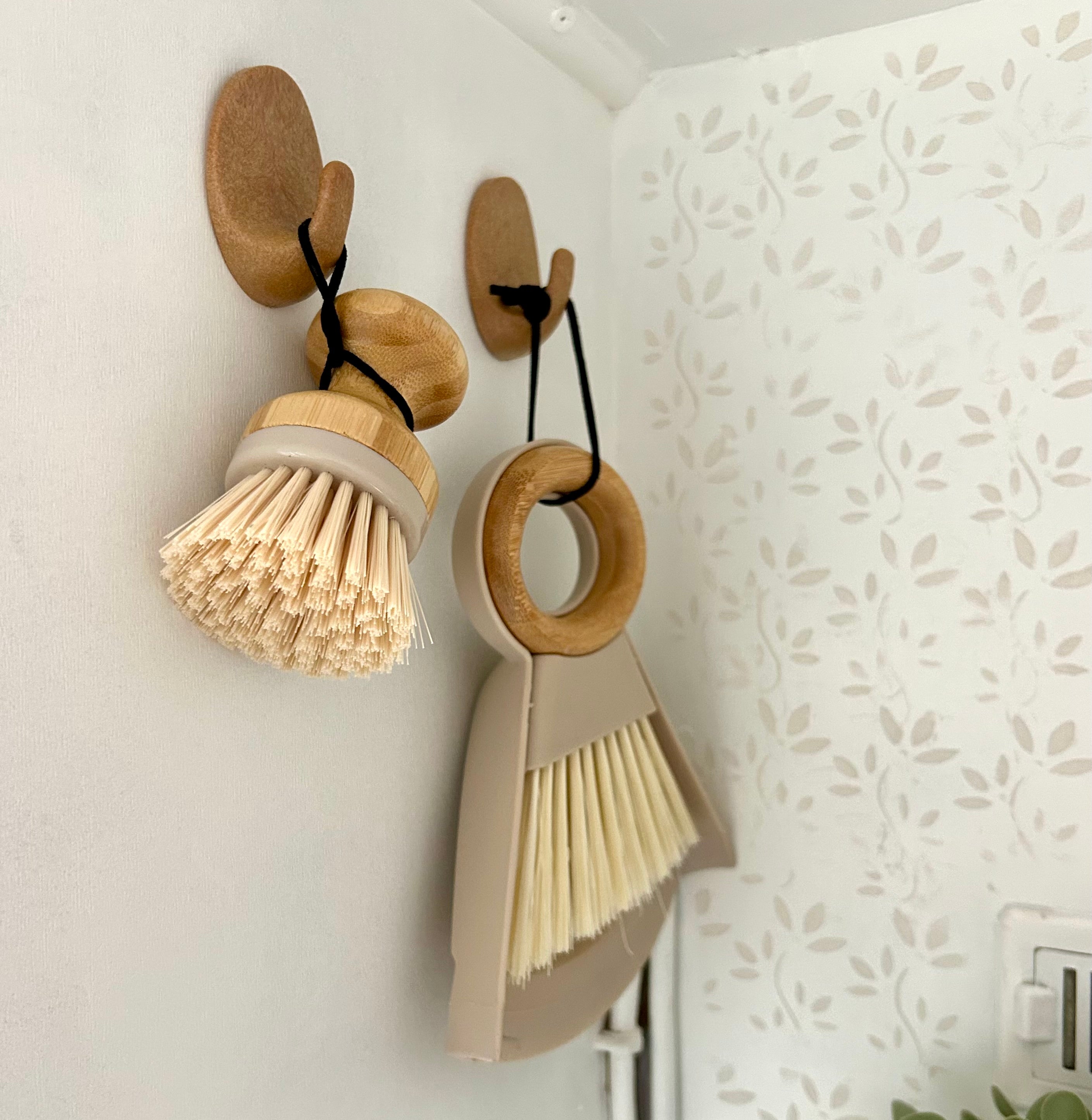 Mini stoffer en blik, afwasborstel in beige