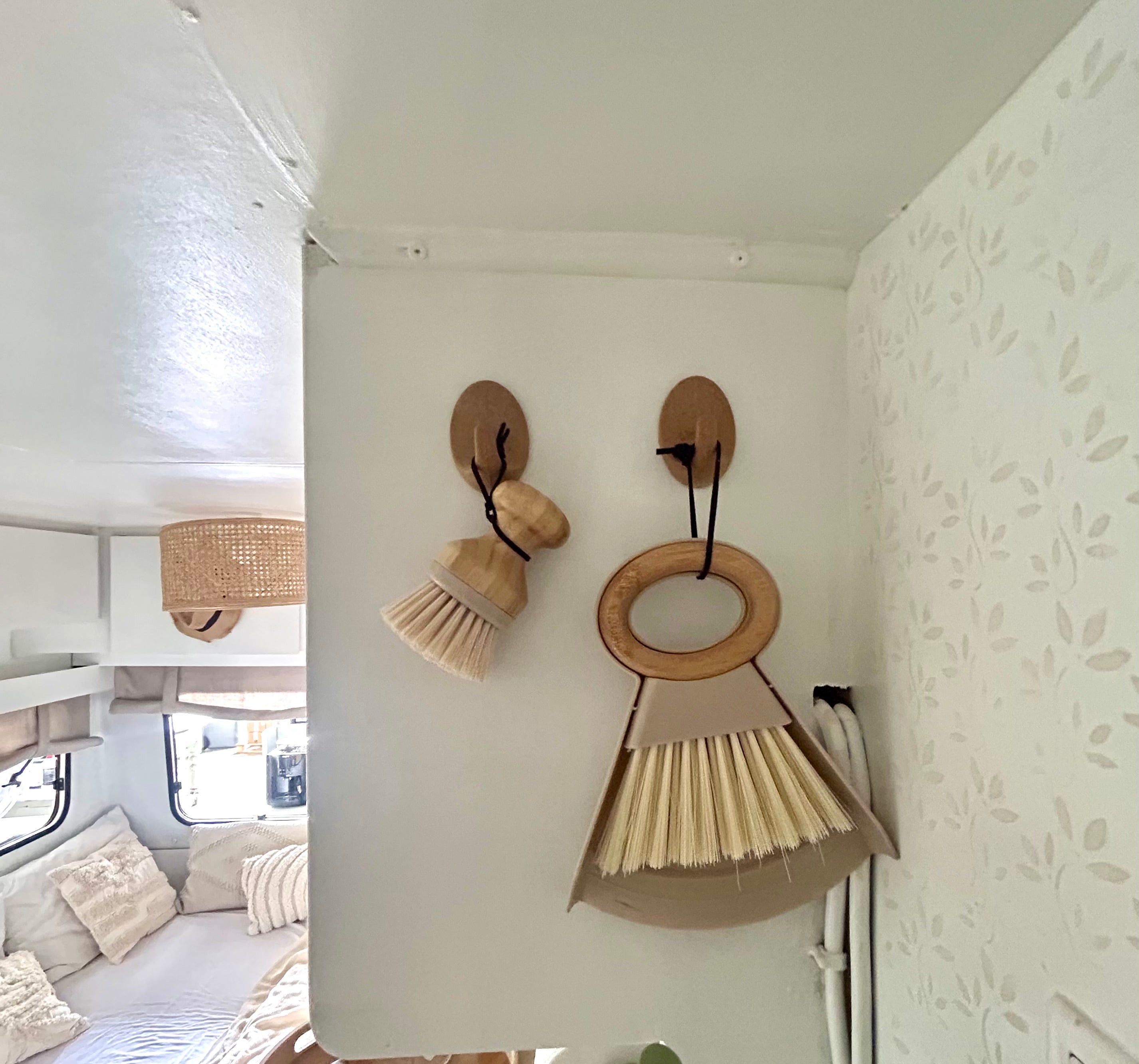 Mini stoffer en blik, afwasborstel in beige