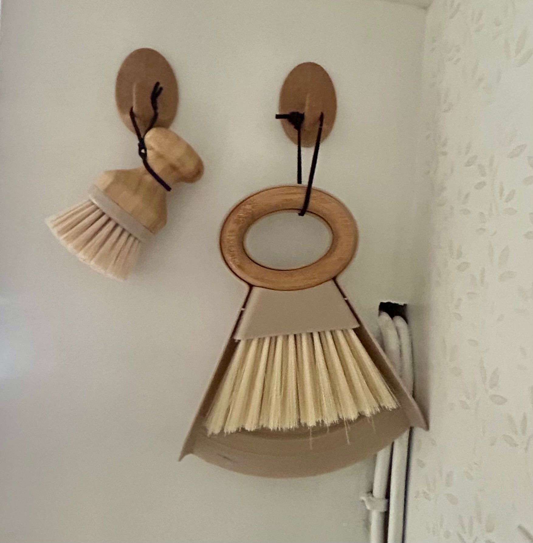 Mini stoffer en blik, afwasborstel in beige