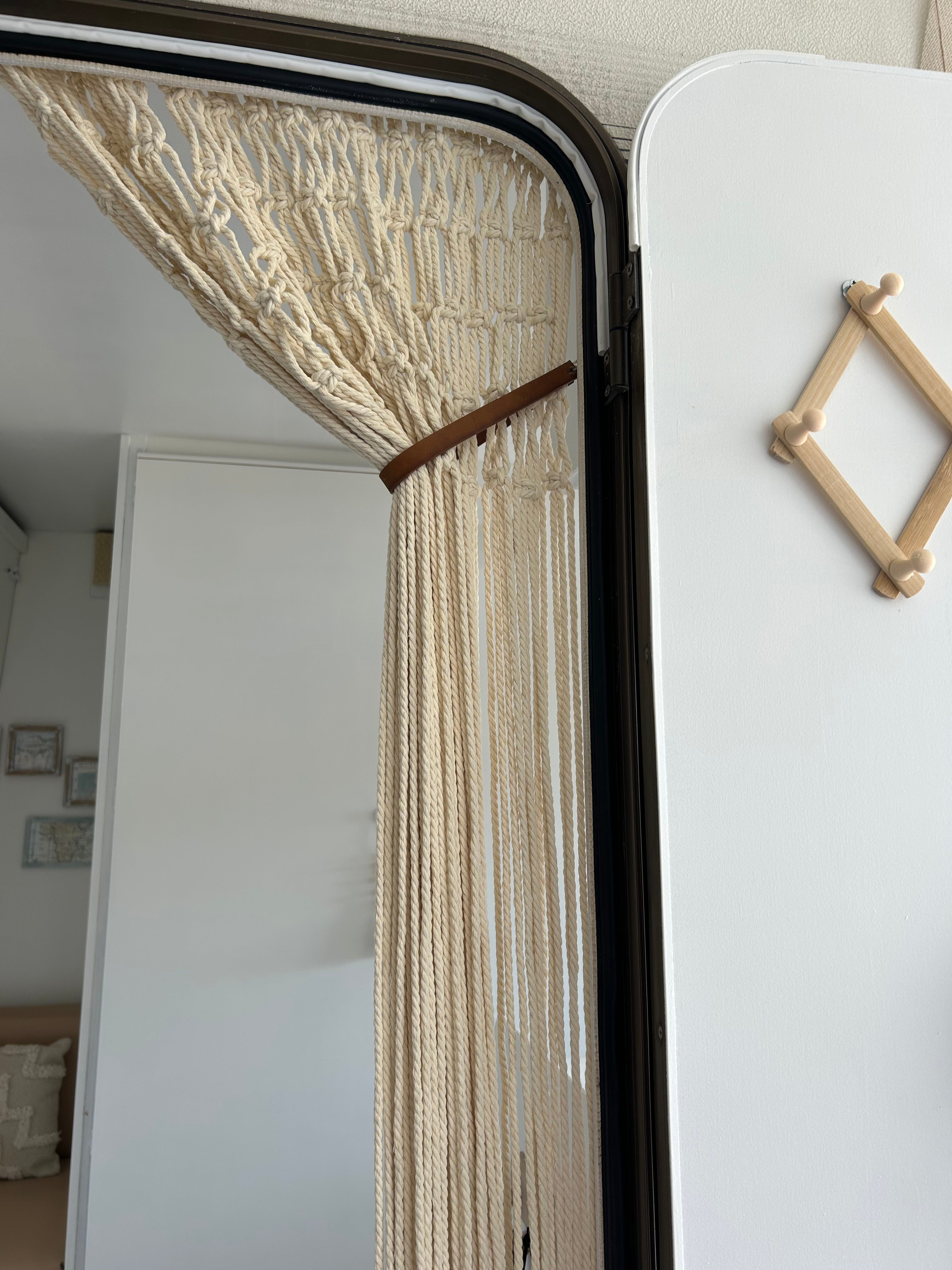 Boho deurgordijn met stoere lederen band