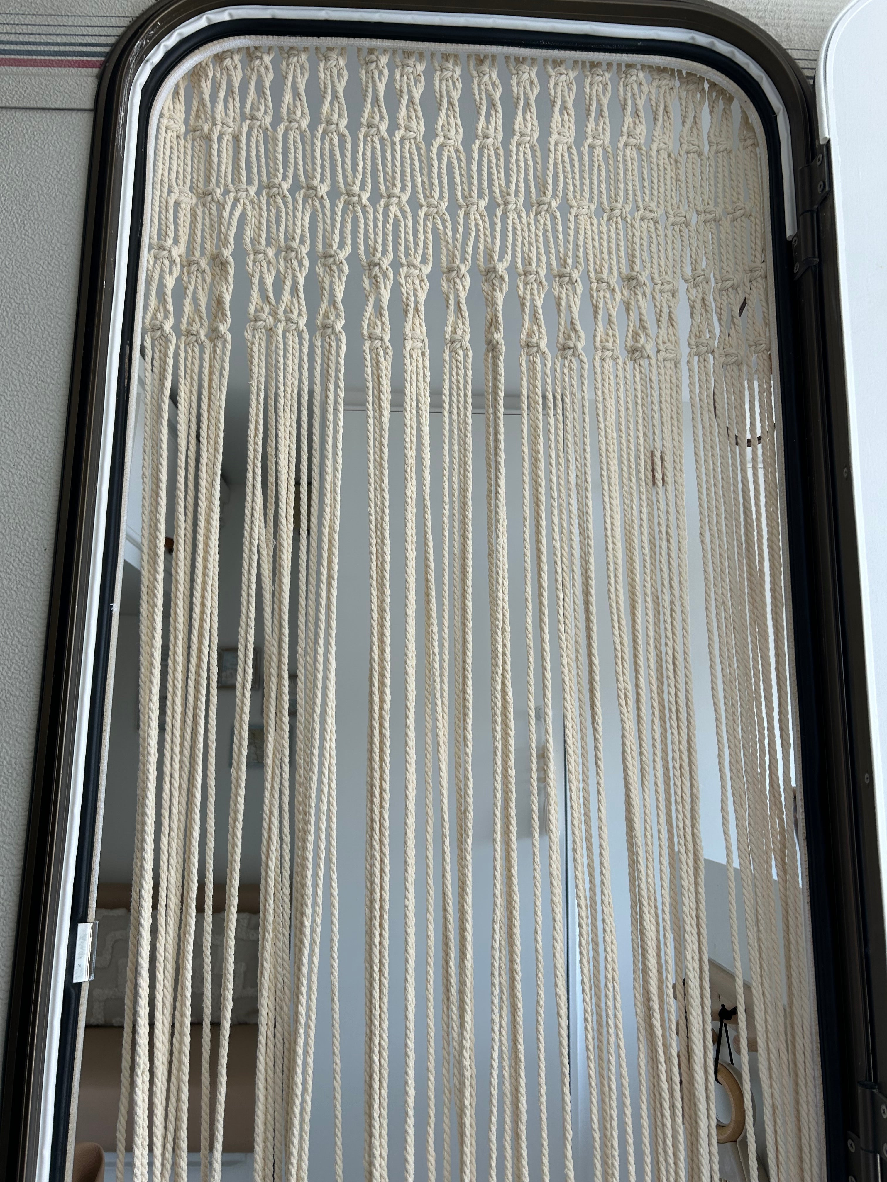 Boho deurgordijn met stoere lederen band