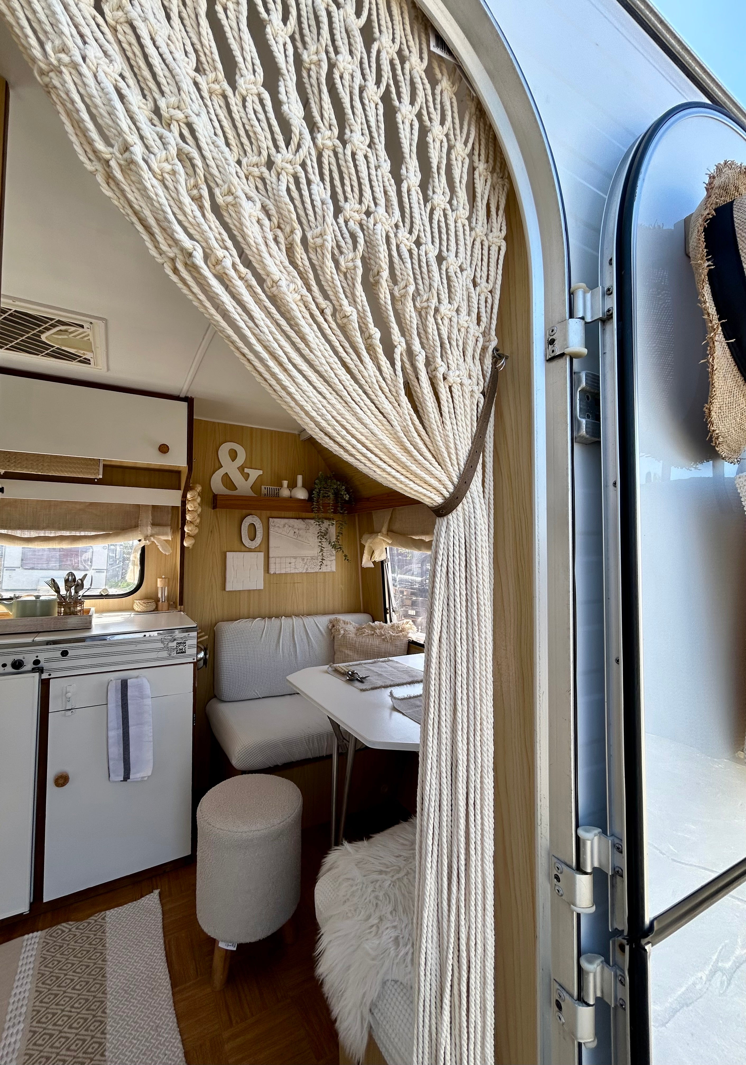 Boho deurgordijn met stoere lederen band