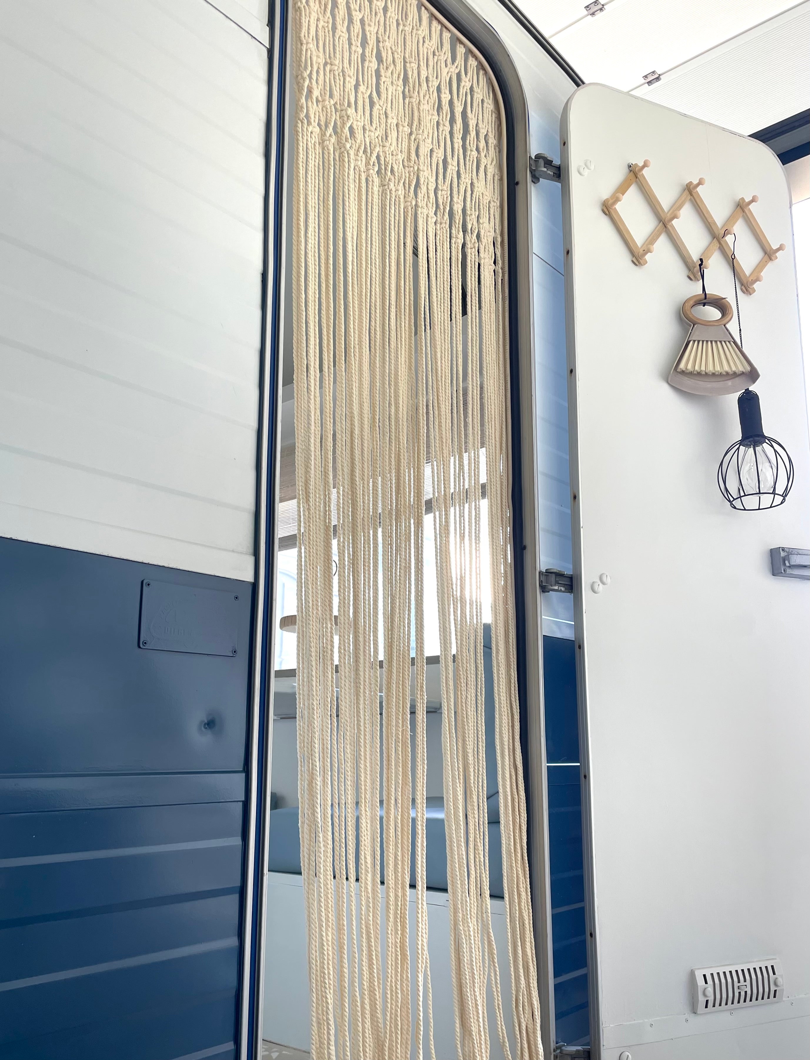 Boho deurgordijn met stoere lederen band