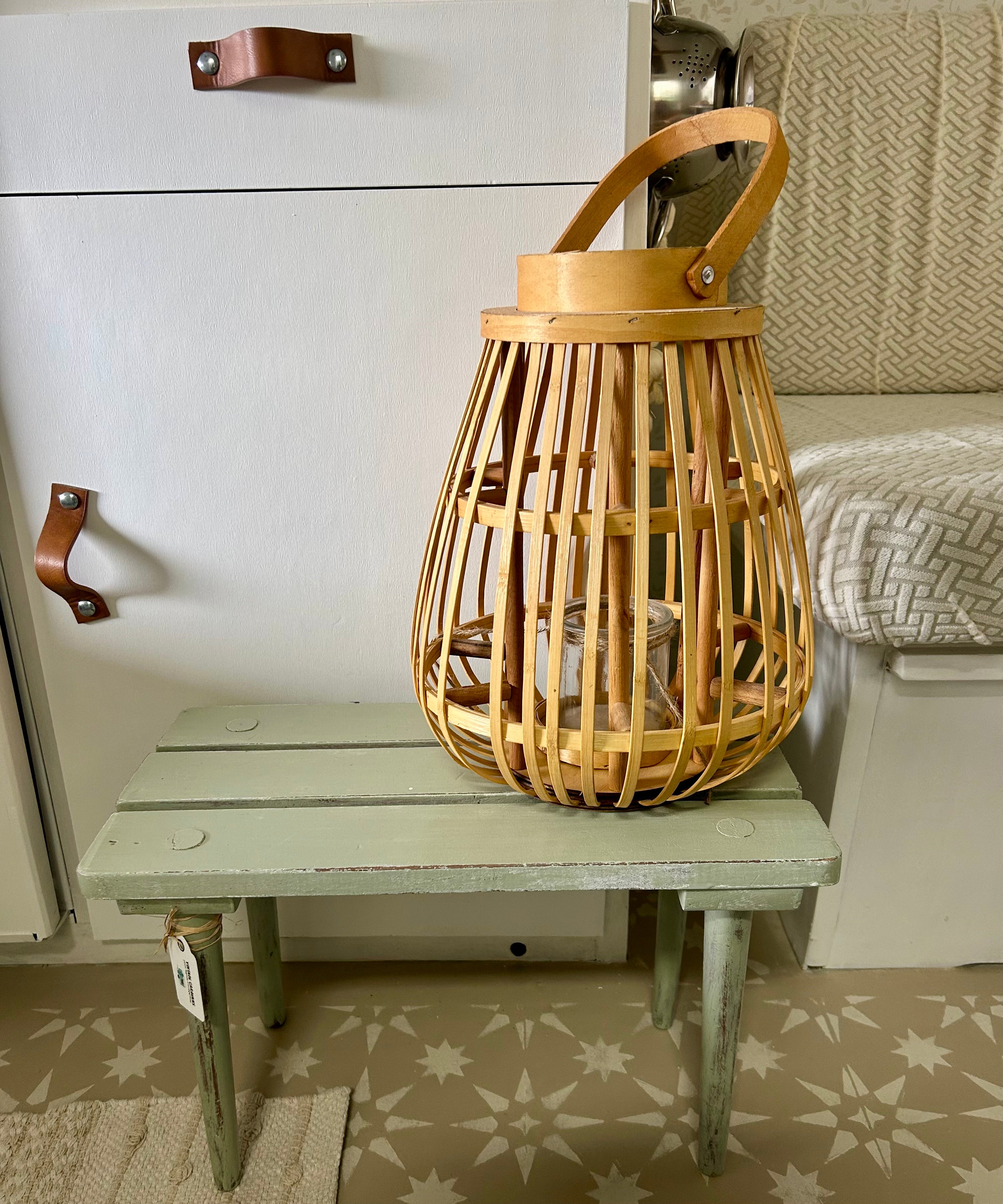 Brocante krukje met houten lantaarn (slechts één set)