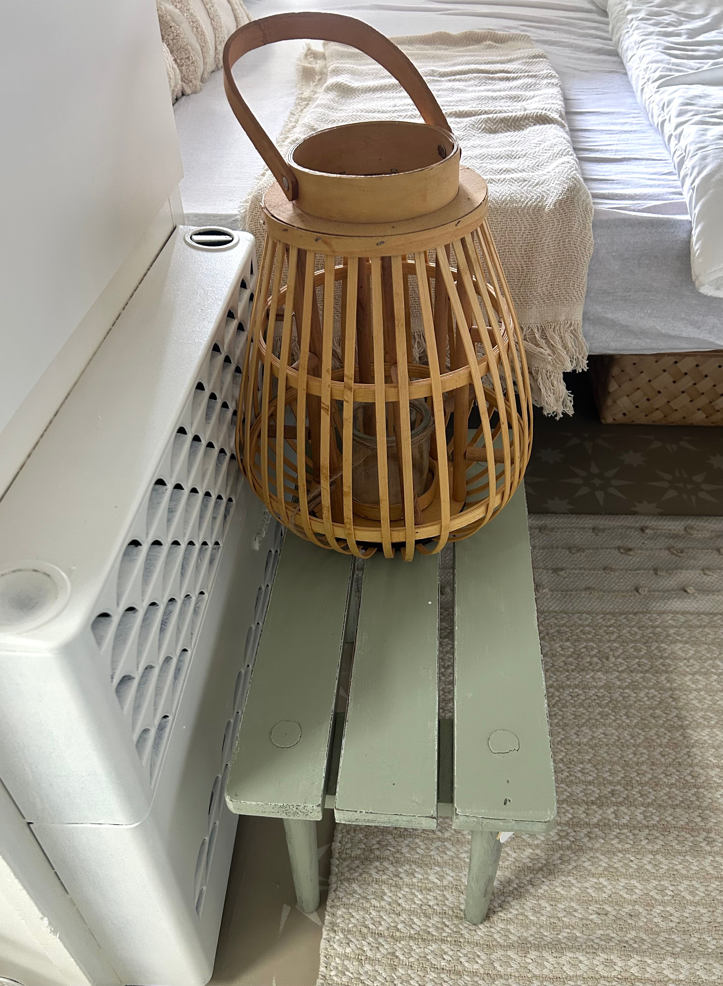 Brocante krukje met houten lantaarn (slechts één set)