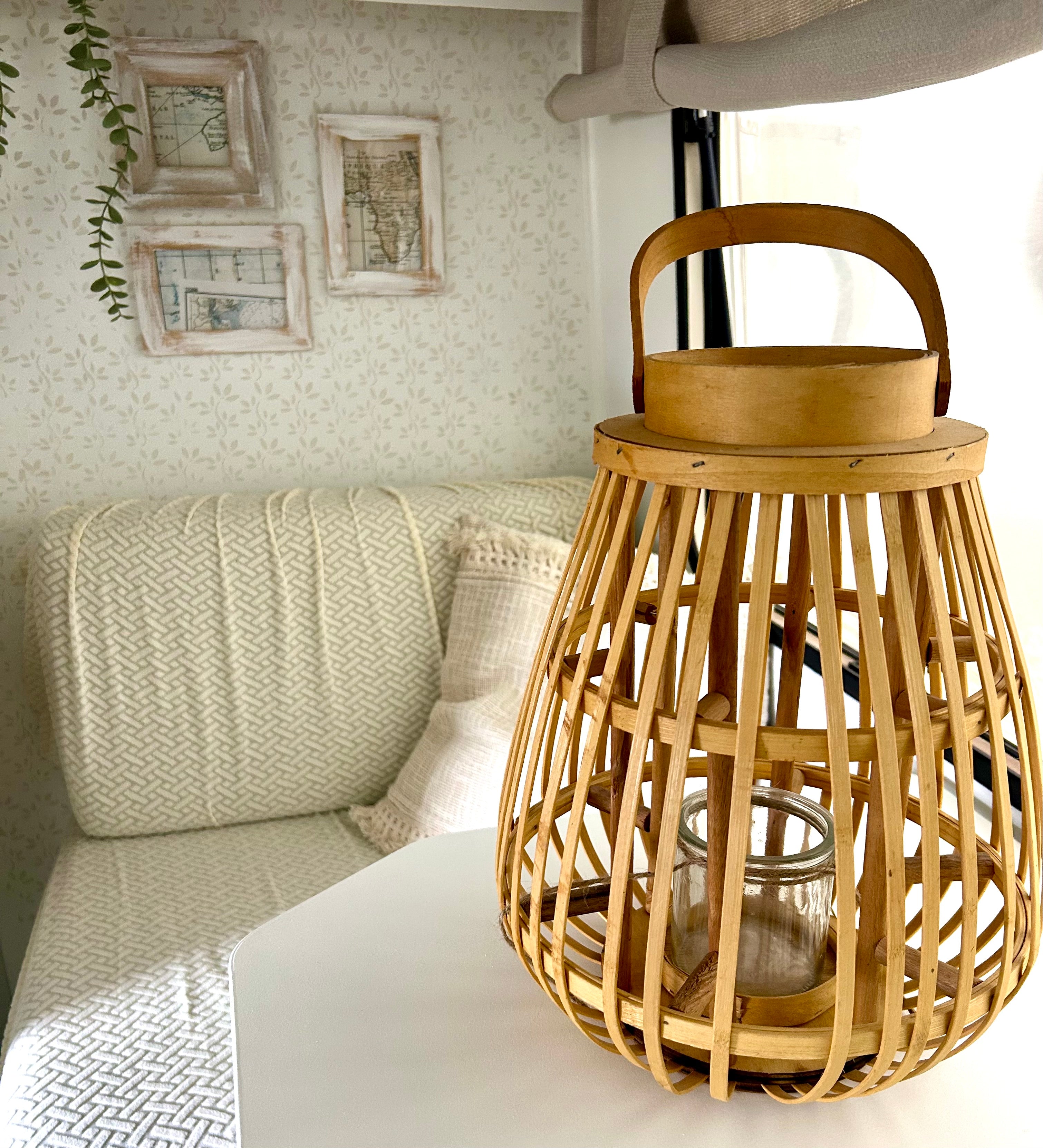 Brocante krukje met houten lantaarn (slechts één set)