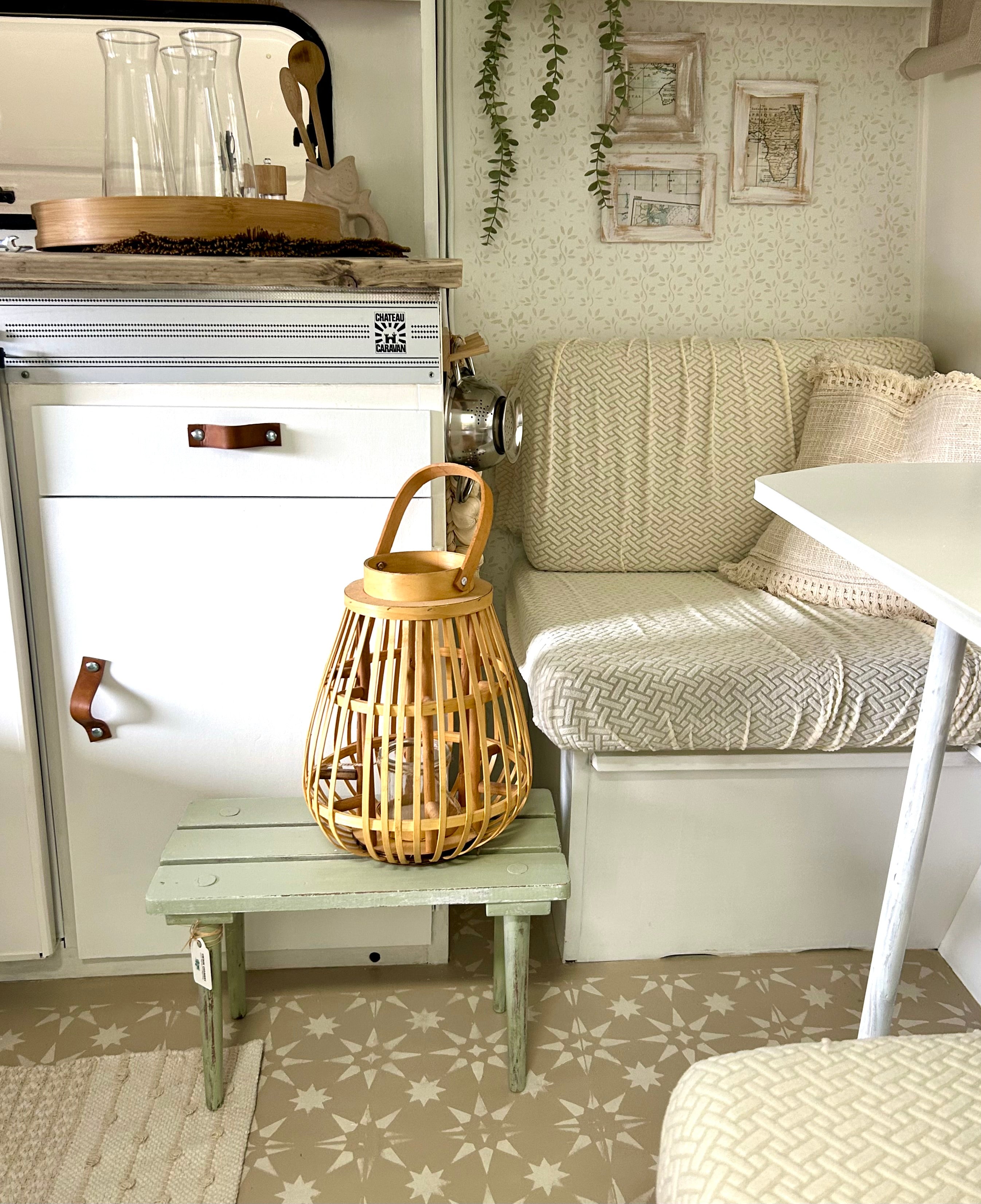 Brocante krukje met houten lantaarn (slechts één set)