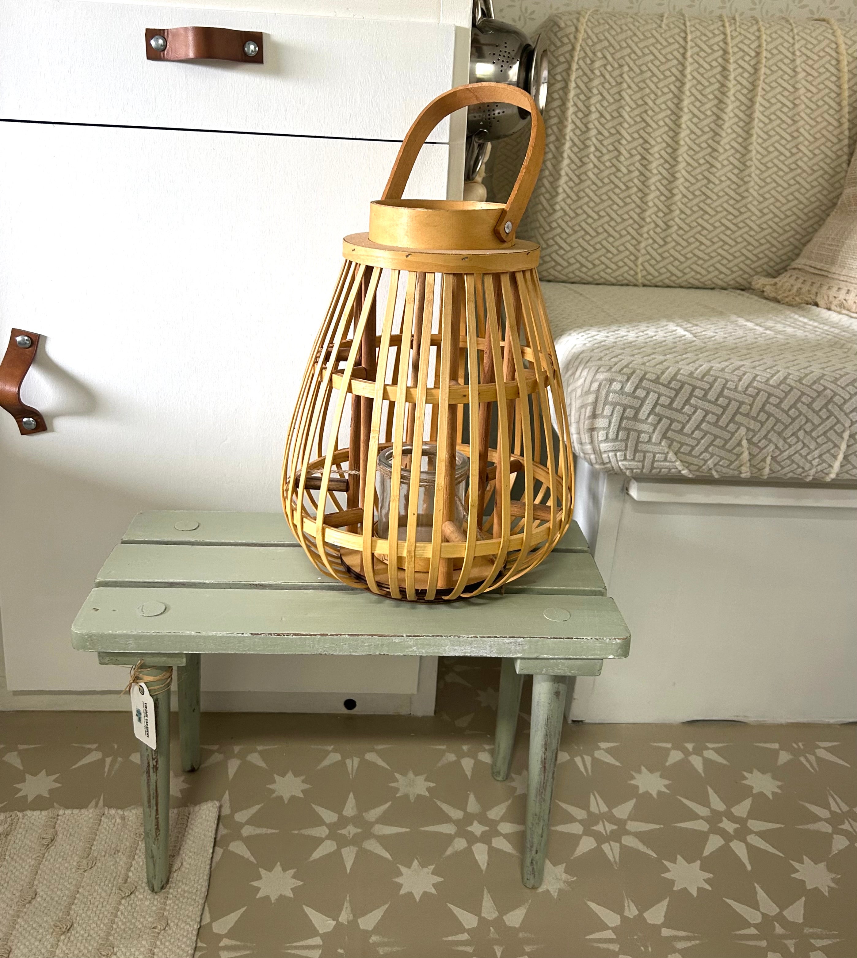 Brocante krukje met houten lantaarn (slechts één set)