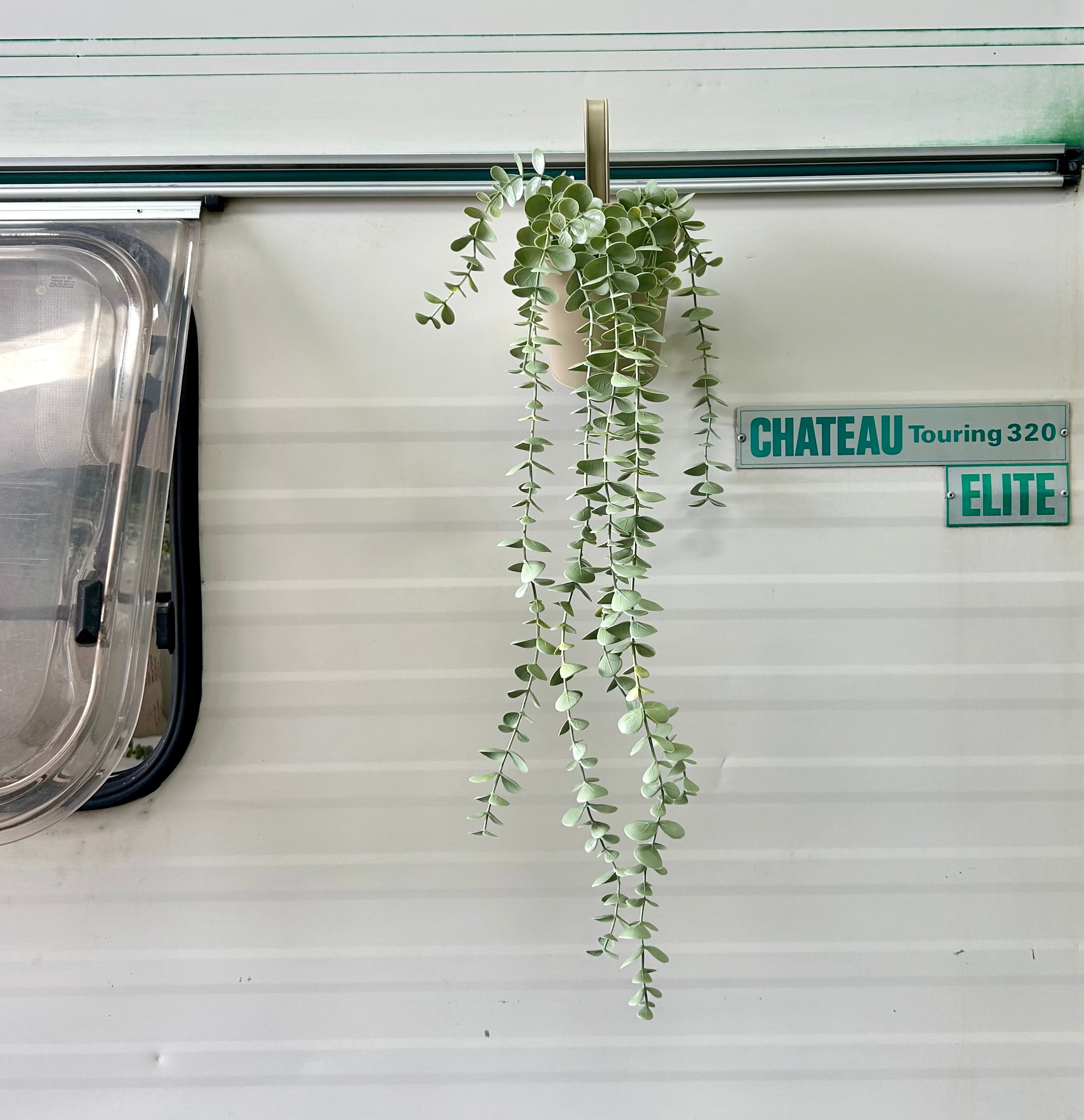 Eucalyptus kunstplant in metalen hangpot