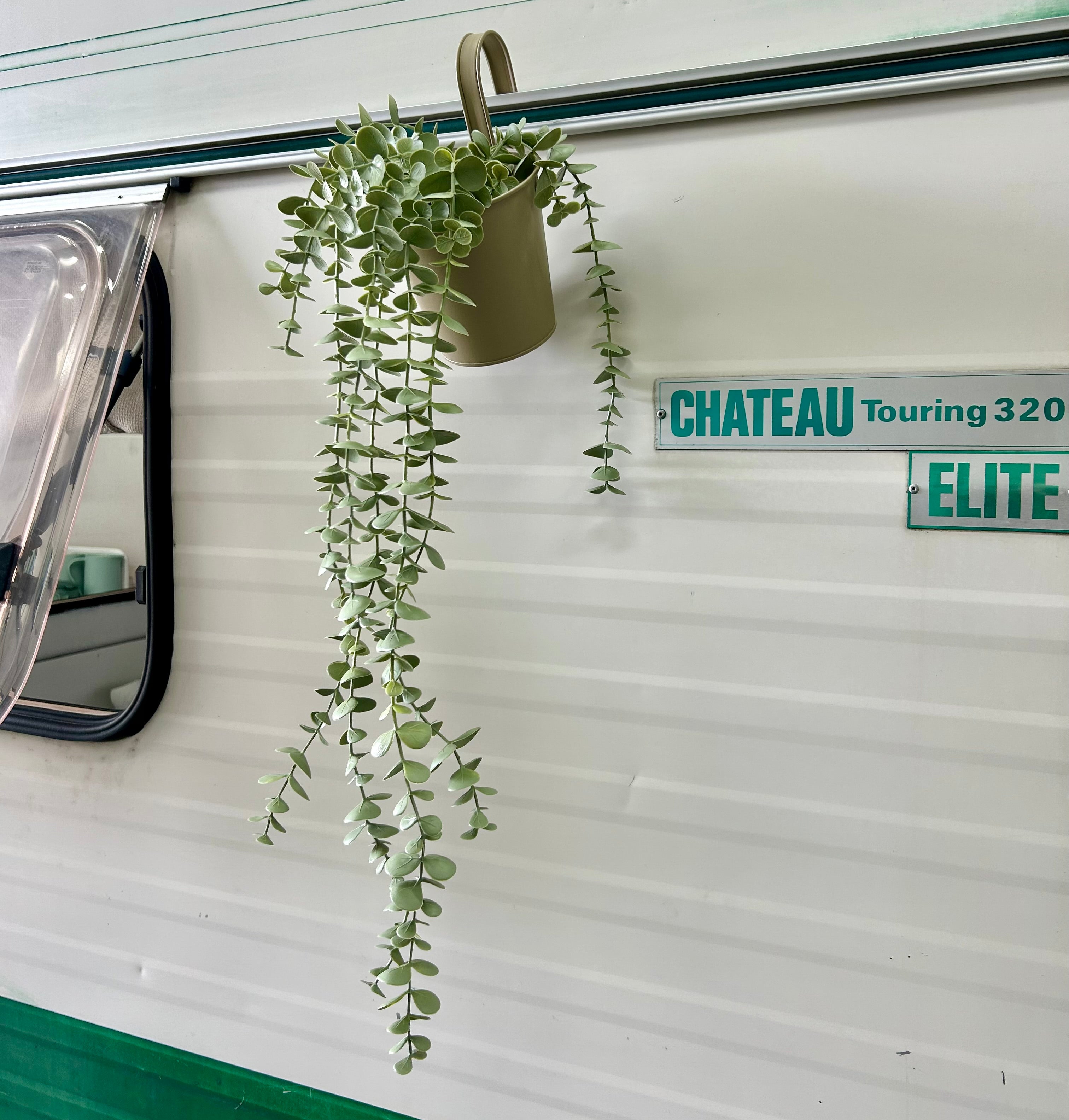 Eucalyptus kunstplant in metalen hangpot