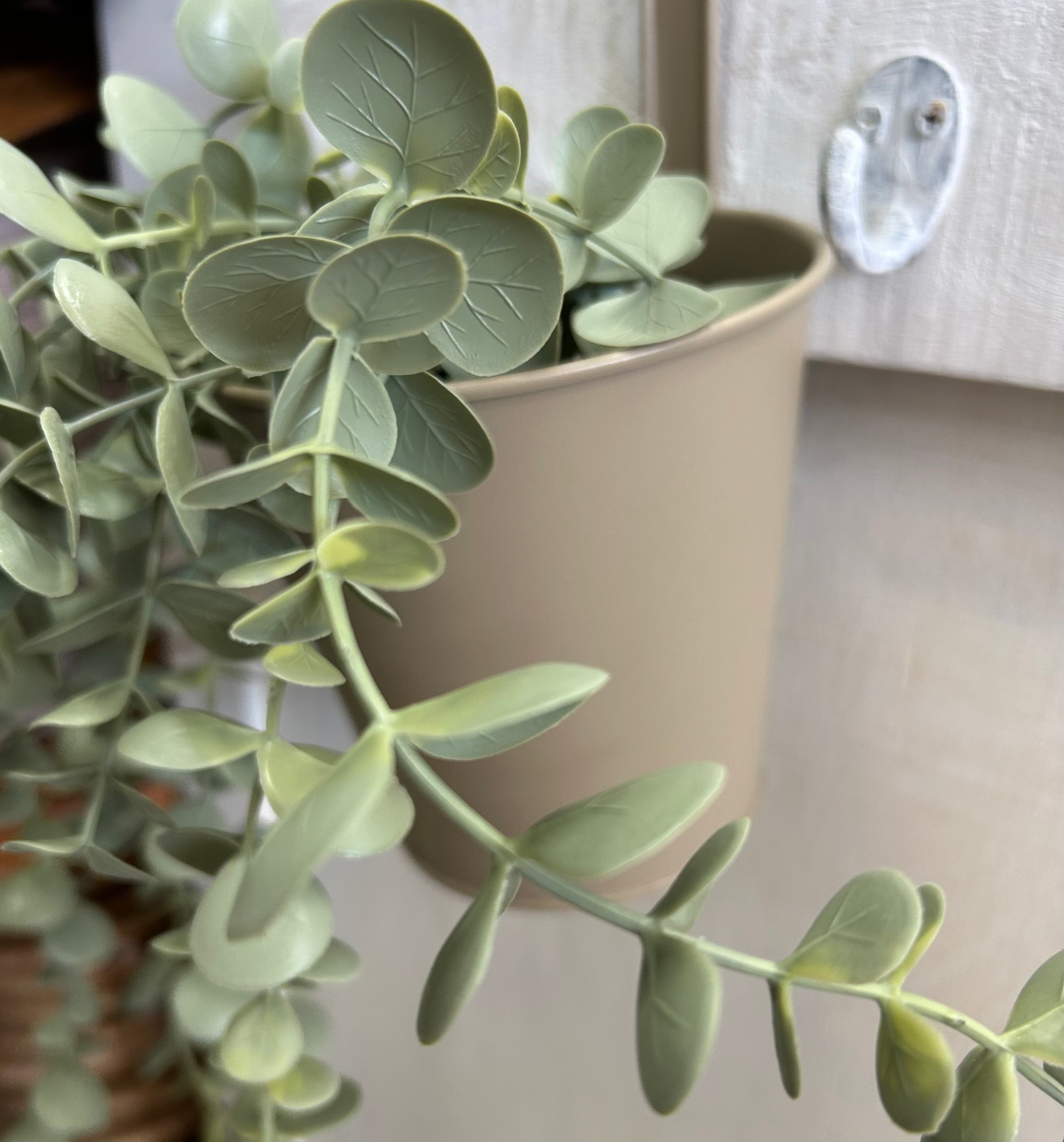 Eucalyptus kunstplant in metalen hangpot