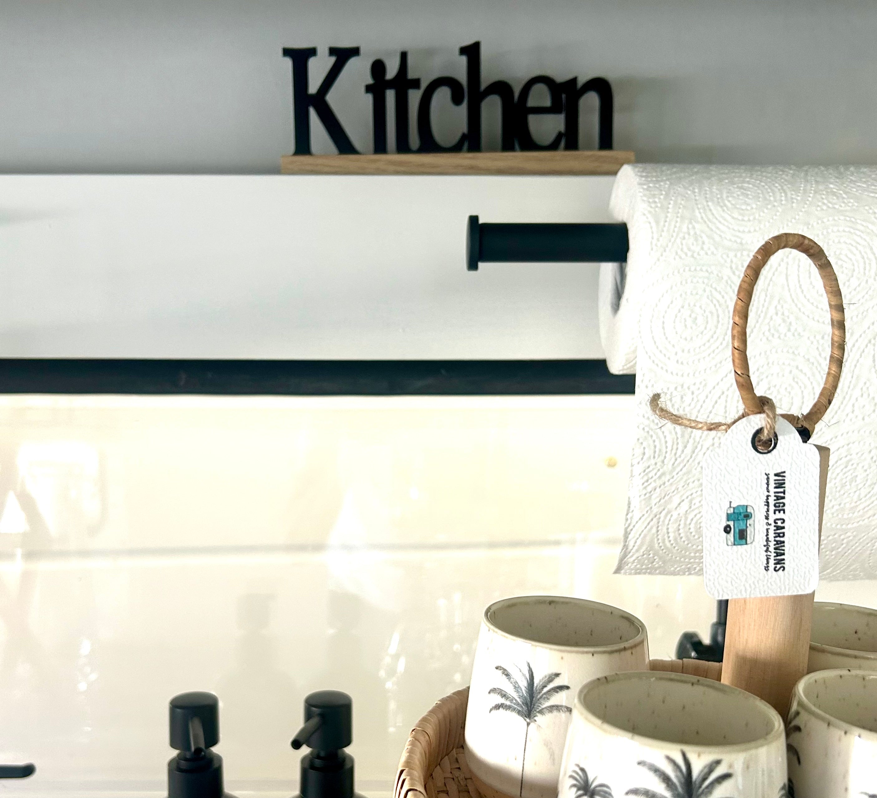 KITCHEN tekstbord op houten standaard