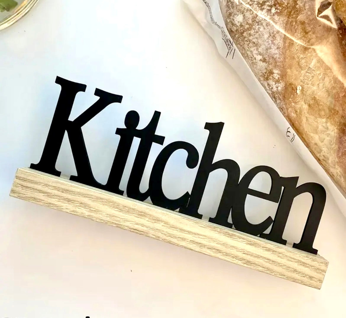 KITCHEN tekstbord op houten standaard