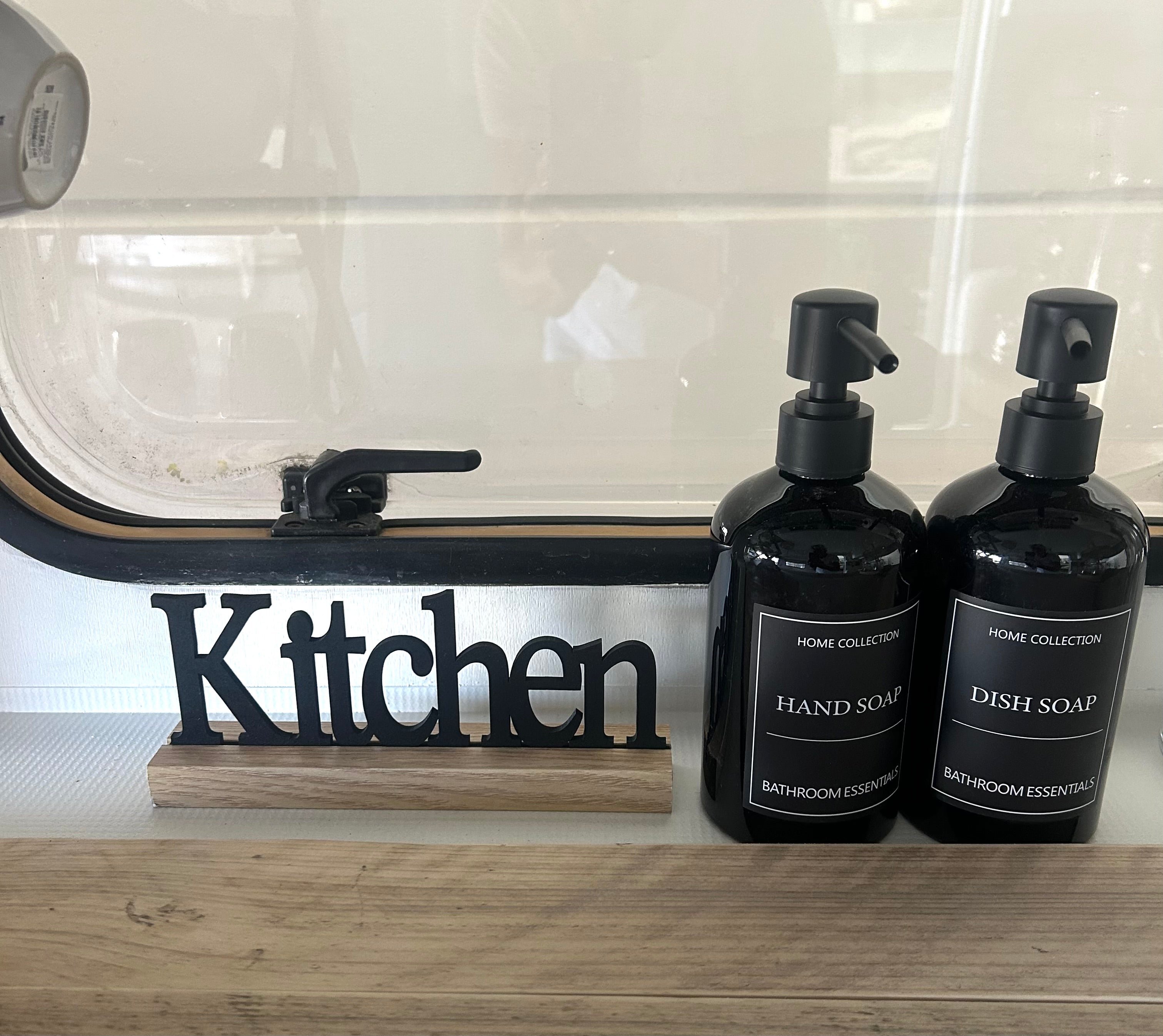 KITCHEN tekstbord op houten standaard
