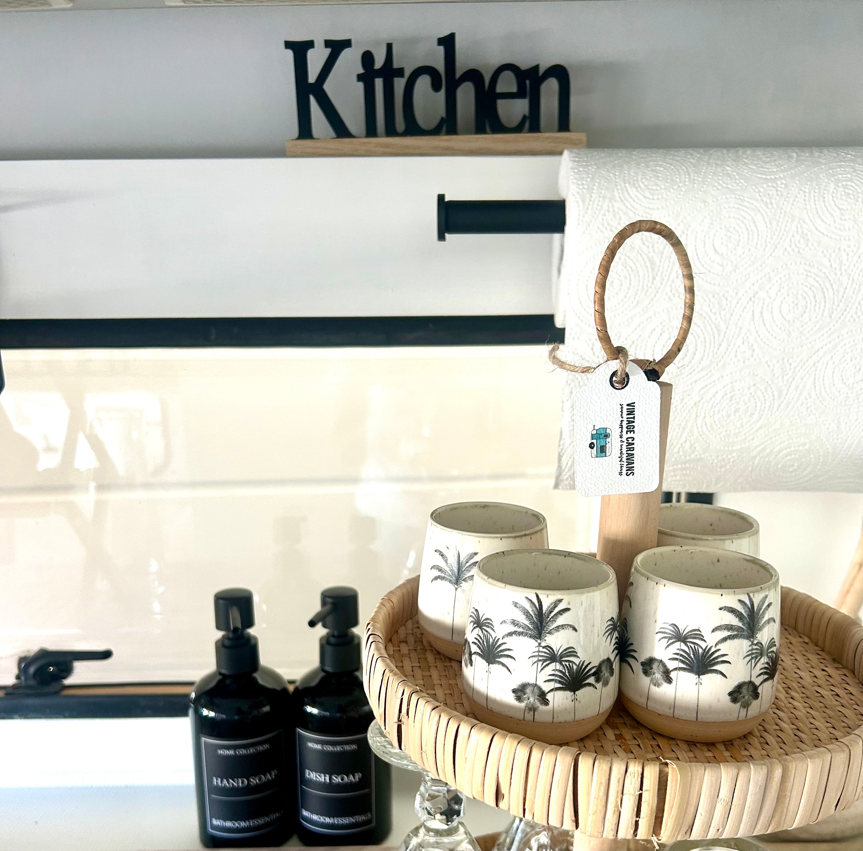KITCHEN tekstbord op houten standaard