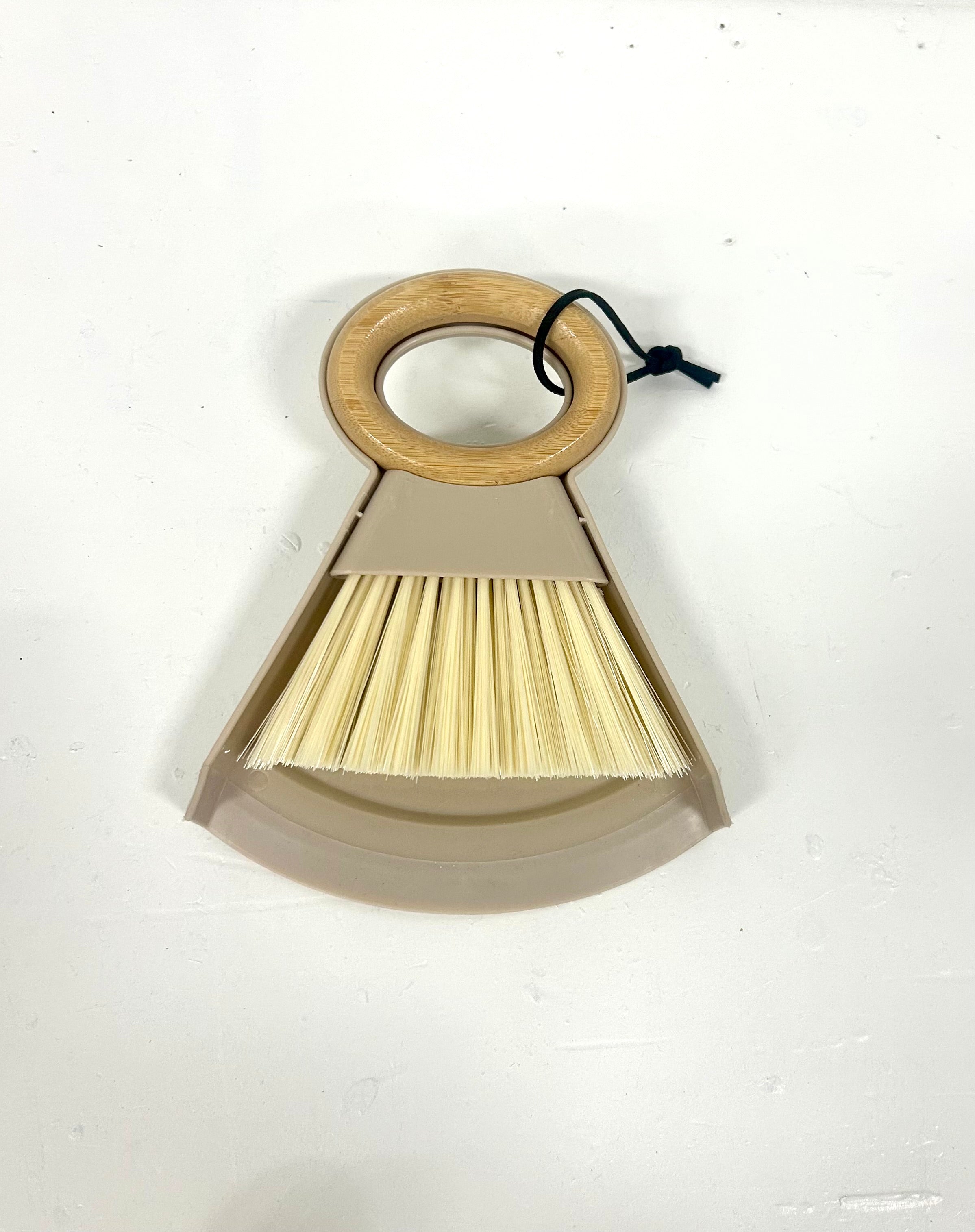 Mini stoffer en blik, afwasborstel in beige