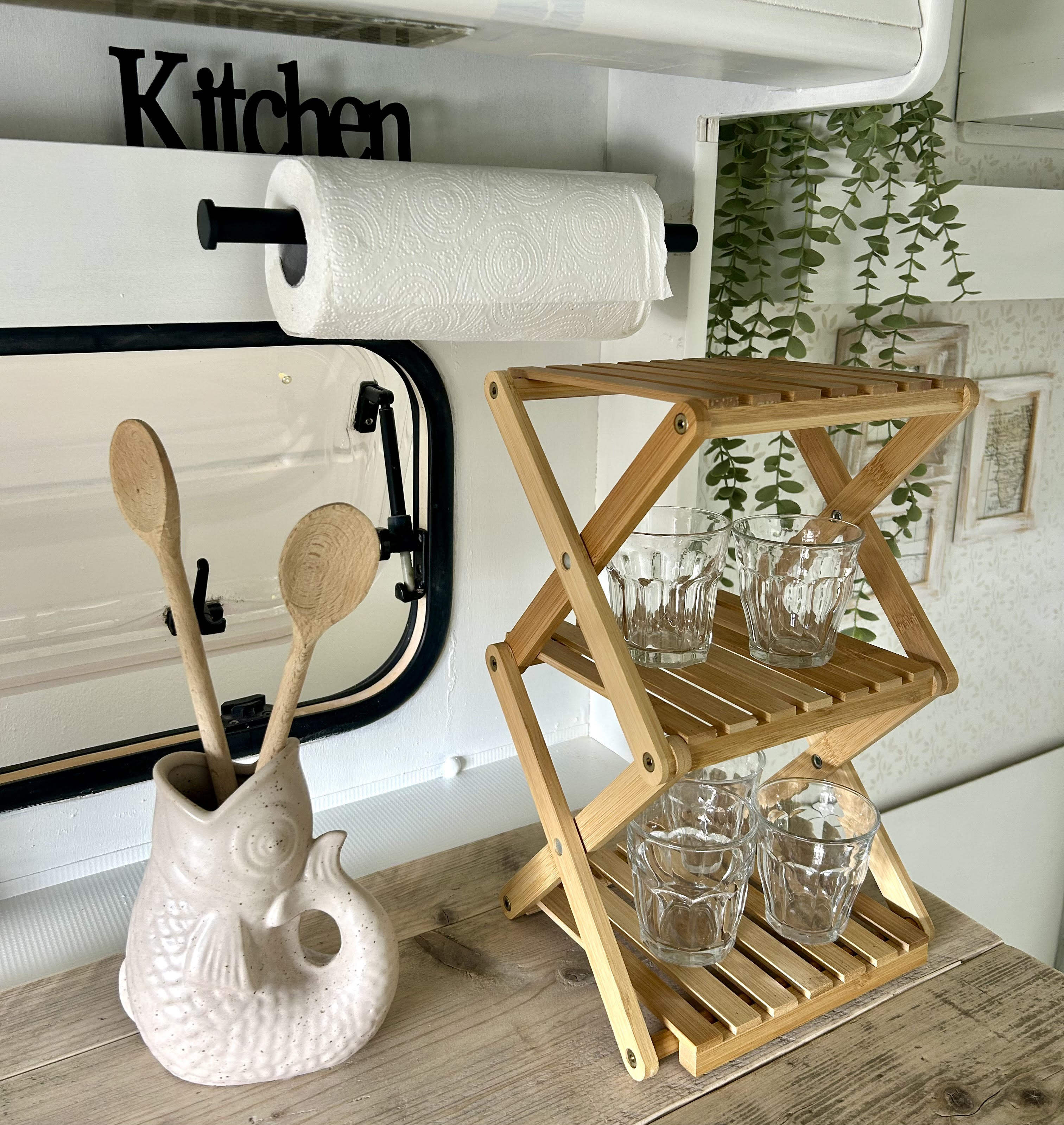 KITCHEN tekstbord op houten standaard