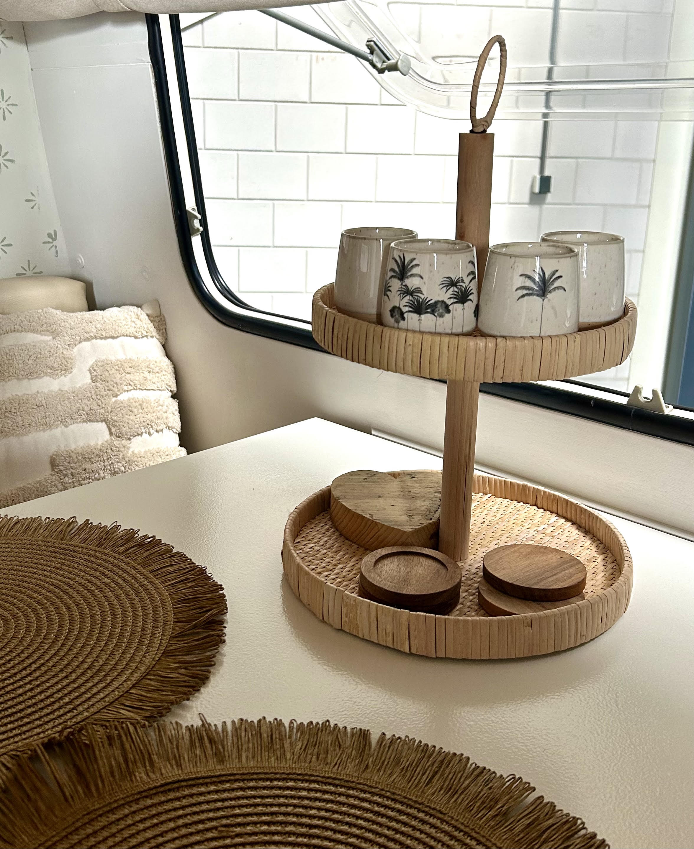 Etagenständer aus Rattan (2 Ebenen) – Boho-Wohnwagen-Flair und -Stil