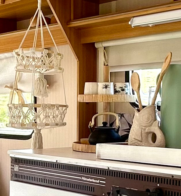 Boho-Hängekorb mit zwei Ebenen | Makramee für Wohnwagen und Wohnmobile
